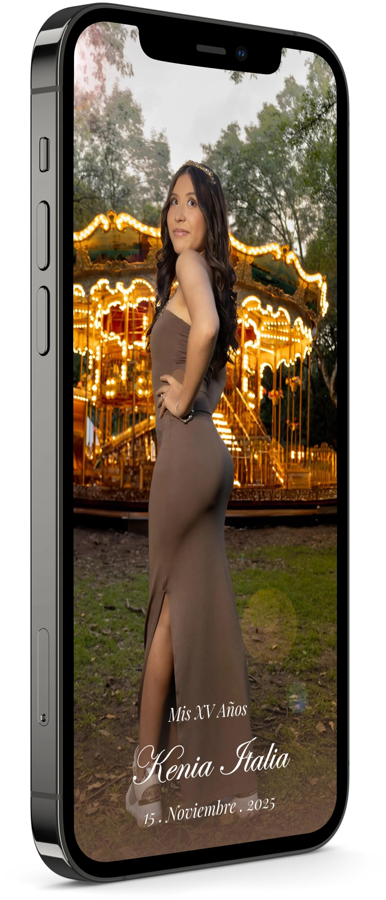 Mockup de un teléfono con una invitación para xv años