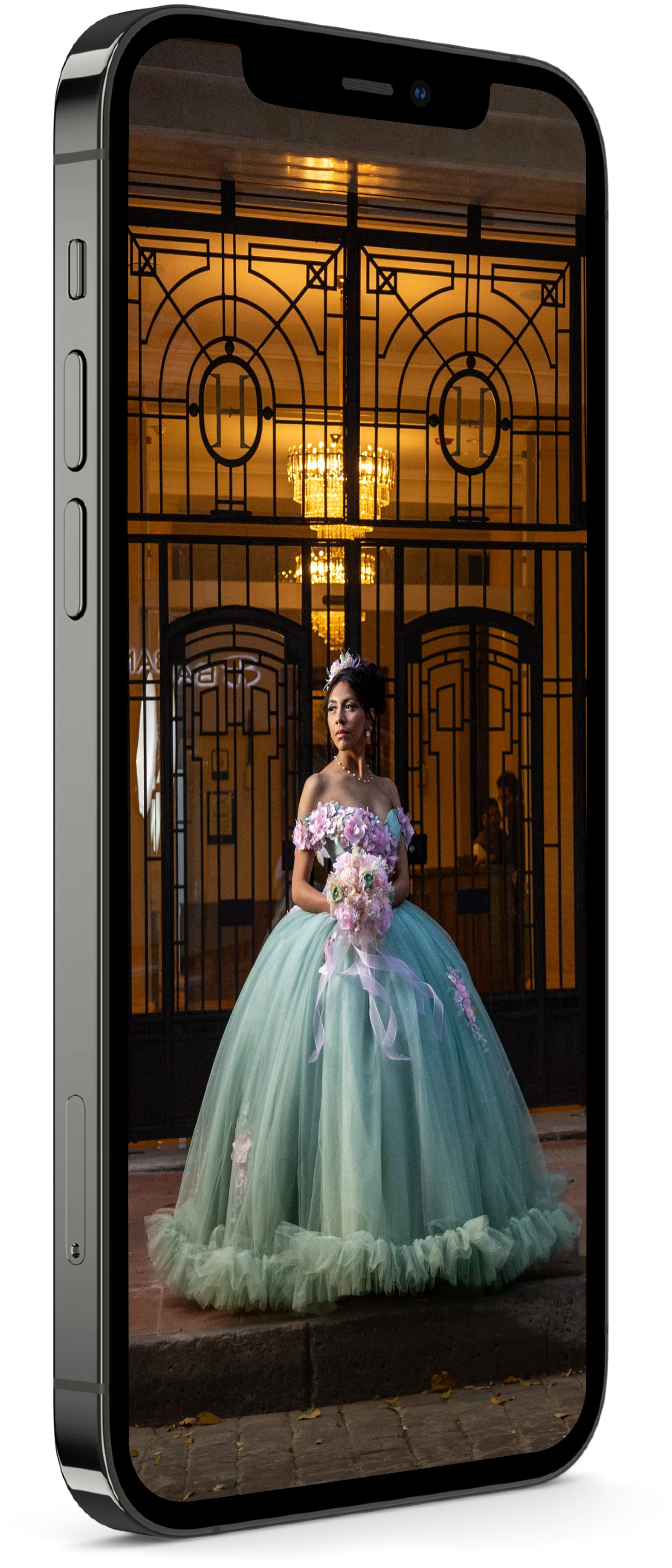 Mockup de un teléfono con una invitación para xv años