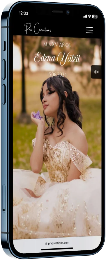 Mockup de un teléfono con una invitación para xv años